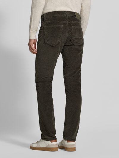Männermodel trägt Straight Fit Cordhose aus Baumwoll-Mix Modell 'Mythos Flex Cord' von Brax in Dunkelbraun, Struktur sichtbar, Ganzkörperansicht Rückansicht, Herren Cordhose.