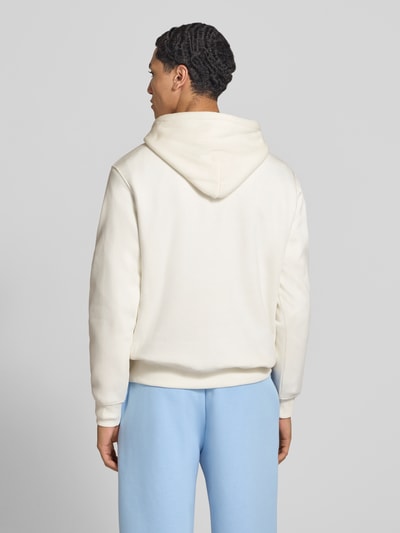Männermodel trägt Hoodie aus Baumwoll-Mix Modell 'FREDERIKS' von JACK & JONES in Creme mit Kapuze und Kängurutasche, Ganzkörperansicht Rückansicht.