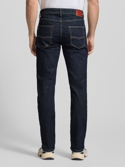 Männermodel trägt Straight Leg Jeans aus Baumwoll-Mix Modell 'CASH' von Pepe Jeans, donkerblauw, unicolor, denim, mid waist, label patch, 5-pocket, ganzkörperansicht rückansicht.