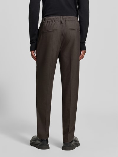 Männermodel trägt Hose mit elastischem Bund und Bügelfalten Modell 'MARC 2.0' von Casual Friday, Regular Fit, Ganzkörperansicht Rückansicht.