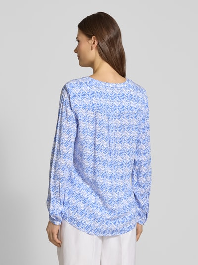 Frauenmodel trägt Regular Fit Schlupfbluse aus reiner Viskose von Christian Berg Woman mit floralem Allover-Print, Langarm, Rückenlänge 65 cm, Ganzkörperansicht Rückansicht.