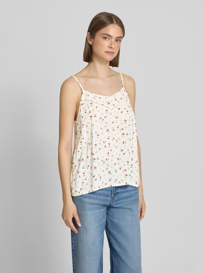 Frauenmodel trägt Regular Fit Blusentop aus reiner Viskose Modell 'NALA LIFE' von Only mit Allover-Muster, Nahaufnahme Oberkörper.