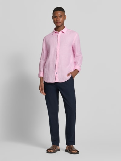 Männermodel trägt Casual Fit Freizeithemd aus Leinen von OLYMP Level Five in Rosa, Kentkragen, Knopfleiste, Ganzkörperansicht von vorne. Rückenlänge 77 cm, Schulterbreite 49 cm, Ärmellänge 67 cm bei Größe M.