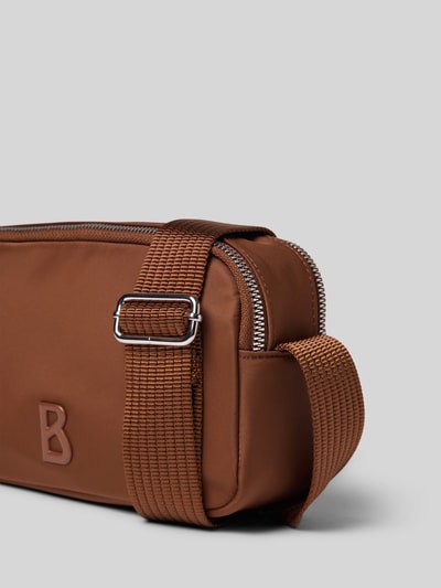 Produktfoto, Crossbody Bag mit Logo-Detail Modell 'Avy' von BOGNER in Braun, Reißverschluss, doppeltes Hauptfach, strukturierter Schulterriemen
