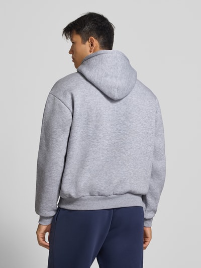 Männermodel trägt Hoodie mit Label-Stitching von REVIEW aus grauer Baumwollmischung, lockere Passform, Ganzkörperansicht Rückansicht.
