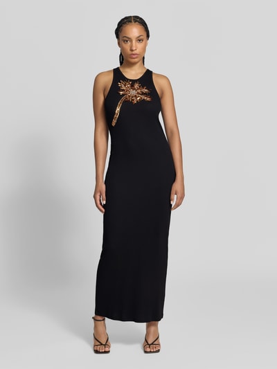 Frauenmodel trägt Slim Fit Maxikleid mit Ziersteinbesatz von Rabanne in Schwarz, ärmellos, elastischer Baumwoll-Mix, Ganzkörperansicht von vorne.