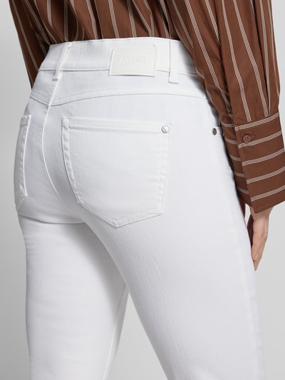Frauenmodel trägt weiße Jeans in verkürzter Passform Modell 'Lene' von Angels aus Baumwoll-Mix mit Stretch-Anteil, Used-Look, Detailaufnahme Rückansicht, Bundweite bei Größe 36: 40 cm, Innenbeinlänge bei Größe 36: 64 cm.