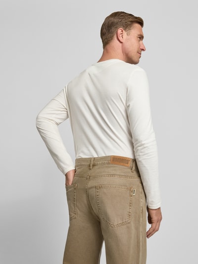 Männermodel trägt Straight Fit Jeans mit 5-Pocket-Design Modell 'Leroy' von WOODBIRD in Beige, Gerader-Schnitt, Rückansicht, Nahaufnahme Oberkörper. Bundweite und Innenbeinlänge bei Größe 32/32.