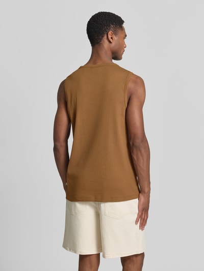 Männermodel trägt Slim Fit Tank Top aus Baumwoll-Mix von s.Oliver RED LABEL in Braun, unifarben, breite Träger, Feinripptextur, Ganzkörperansicht Rückansicht.
