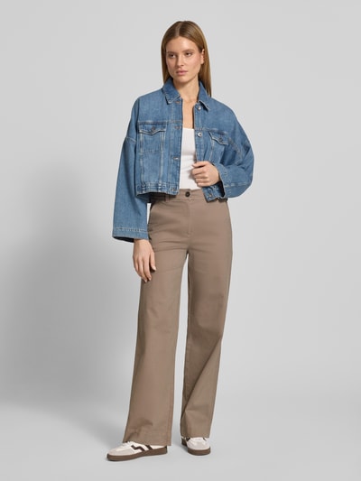 Vrouwenmodel draagt Straight Leg Hose aus Baumwoll-Mix van Marc O'Polo in effen kleuren met steekzakken en knoop- en ritssluiting, ganzkörperaanzicht van voren.