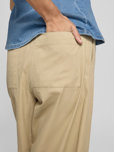Männermodel trägt Weite Hose aus reiner Baumwolle von Weekend Max Mara in Beige mit aufgesetzter Gesäßtasche, Nahaufnahme Gesäß, Damen