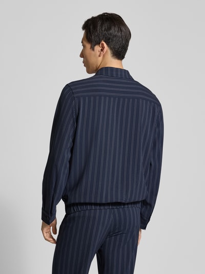 Männermodel trägt Modern Fit Hemdjacke mit Zweiwege-Reißverschluss von Lindbergh, dunkelblau mit Streifenmuster, Material-Mix, Ganzkörperansicht Rückansicht