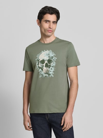 Männermodel trägt Regular Fit T-Shirt mit Motiv-Print von Antony Morato in Olivgrün aus reiner Baumwolle, Nahaufnahme Oberkörper.