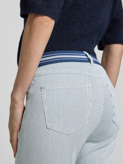 Vrouwenmodel draagt Slim Fit Jeans met elastische tailleband Modell 'Ornella' van Angels, blauw-witte strepen, detailopname achterzijde. Stretch katoenenmix, steek- en achterzakken, knoop- en ritssluiting, taillewijdte maat 36: 37 cm, binnenbeenlengte maat 36: 69 cm.
