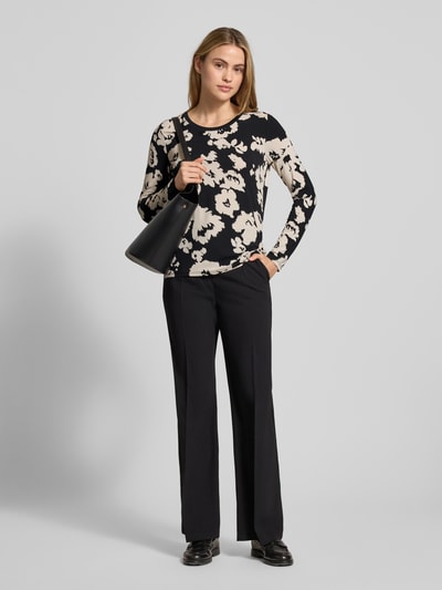 Modelka nosi Longsleeve im Allover-Look mit Rundhalsausschnitt od Betty Barclay, czarno-kremowe wzory, regular fit, widok całej sylwetki z przodu.