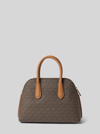 Produktfoto, Handtasche mit Allover-Logo-Print Modell 'Freddie' von MICHAEL Michael Kors in Braun mit Logo-Applikation und Ketten-Schulterriemen. Damen Handtasche, Hauptfach mit Reißverschluss, Maße: 26x21x10 cm, Länge Schulterriemen 120 cm, strukturierte Oberfläche.