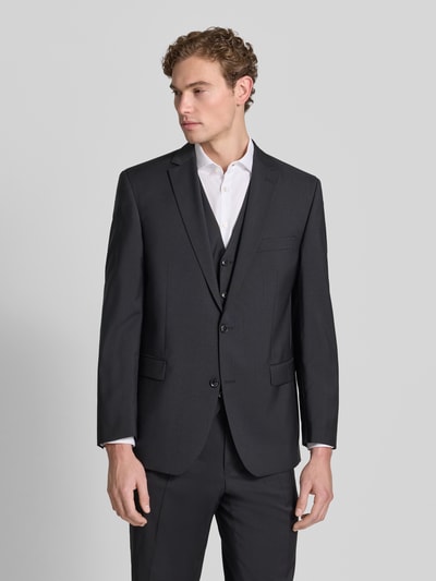Männermodel trägt schwarzes Slim-Fit 2-Knopf-Sakko mit Pattentaschen Modell 'Tobias' von Carl Gross aus Reine Schurwolle, Ganzkörperansicht von vorne, Kontext: Rückenlänge bei Größe 50 76 cm, Schulterbreite bei Größe 50 43 cm, Ärmellänge bei Größe 50 65 cm.