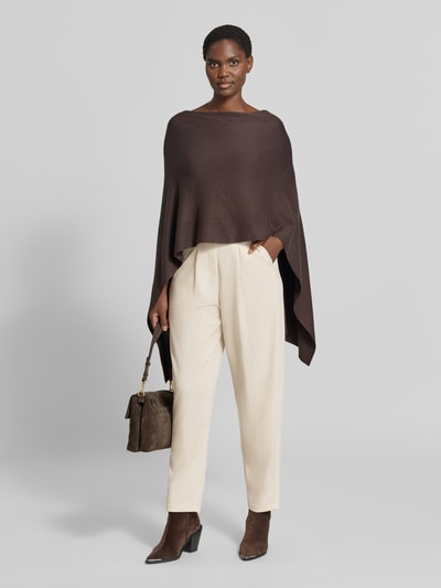Frauenmodel trägt Relaxed Fit Anzughose mit Bundfalten Modell 'SC-SIHAM 103' von Soyaconcept in Beige, kombiniert mit braunem Oberteil, glatte Stofftextur, Ganzkörperansicht von vorne. Damen Anzughose von Soyaconcept.