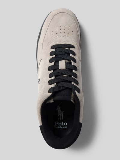 Produktfoto, Sneaker aus echtem Veloursleder Modell 'MASTERS' von Polo Ralph Lauren, beige mit schwarzen Details, glatte Textur.