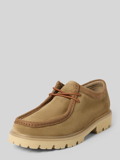 Produktfoto, Bootsschuhe aus beschichtetem Leder Modell 'Cleyhill' von Clarks in Beige, abgerundete Form, Schnürung, profilierte Sohle, Textur matt