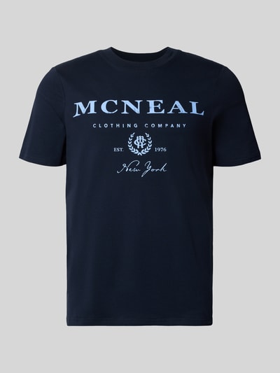 Produktfoto, T-Shirt mit Label-Print und Rundhalsausschnitt von MCNEAL in Dunkelblau, Reine Baumwolle, Regular-Fit, Rückenlänge 68 cm Größe M
