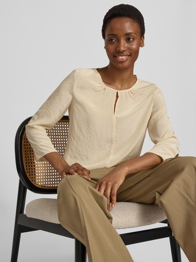 Frauenmodel trägt Regular Fit Bluse mit 3/4-Arm von Luisa Cerano in beige, weiche Textur, Rundhalsausschnitt, Nahaufnahme Oberkörper.