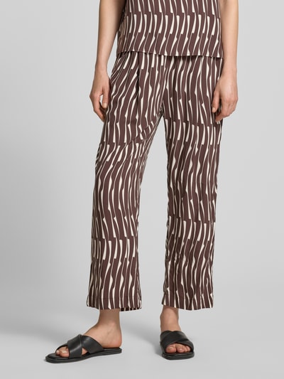 Frauenmodel trägt Wide Leg Stoffhose aus Viskose Modell 'Marou bamboo' von OPUS im Allover-Look, elastischer Bund, braun-beige Muster, Ganzkörperansicht von vorne.