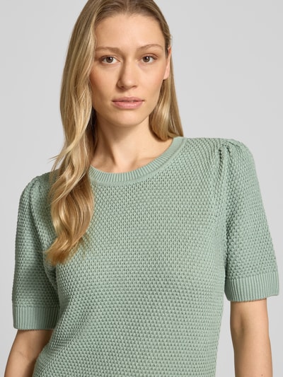 Vrouwenmodel draagt Slim Fit T-shirt in tricotlook model 'Vidalo' van Vila, puur katoen, ronde hals, kleur lichtgroen, detailopname bovenlichaam