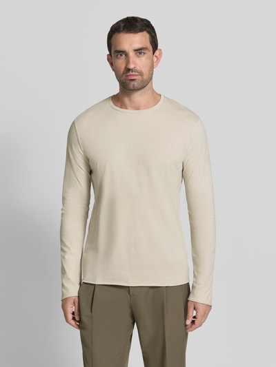 Männermodel trägt Regular Fit Longsleeve aus reiner Baumwolle Modell 'Kendrick' von Drykorn in Beige, Rundhalsausschnitt, Ganzkörperansicht von vorne.