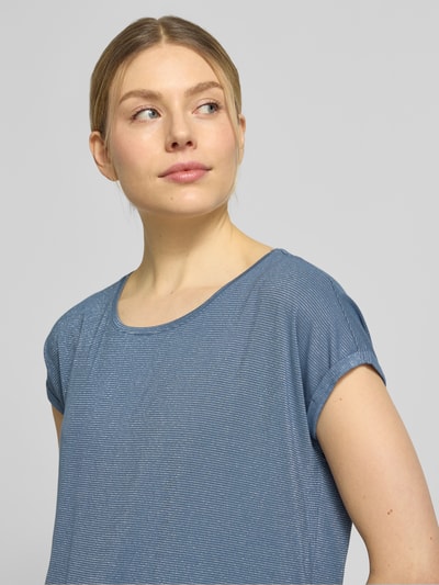 Frauenmodel trägt Relaxed Fit T-Shirt aus Viskose-Mix Modell 'LAVA' von Vero Moda, blau mit feinen Streifen, Nahaufnahme Oberkörper.