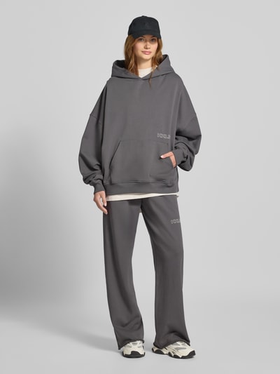 Karo Kauer Jogpants mit Rollsaum und Label-Print Anthrazit 1