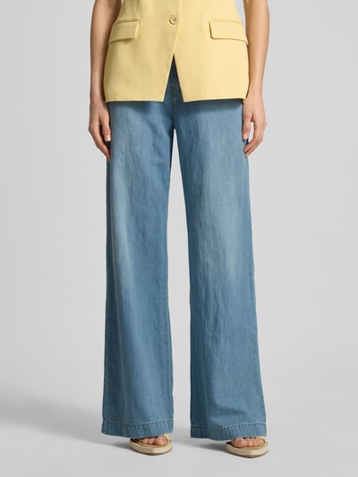 Frauenmodel trägt Loose Fit Weite Hose aus Baumwoll-Leinen-Mix Modell 'LATINO' von Weekend Max Mara in Melange-Optik, 5-Pocket-Design, Label-Patch, Knopf und verdeckter Reißverschluss, Batist-Textur, Ganzkörperansicht von vorne.