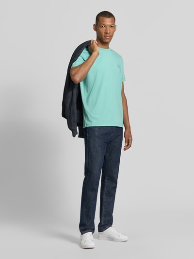 Männermodel trägt T-Shirt mit Rundhalsausschnitt und Logo-Print von Lerros in Mint, Regular Fit, Baumwoll-Mix, Ganzkörperansicht von vorne.