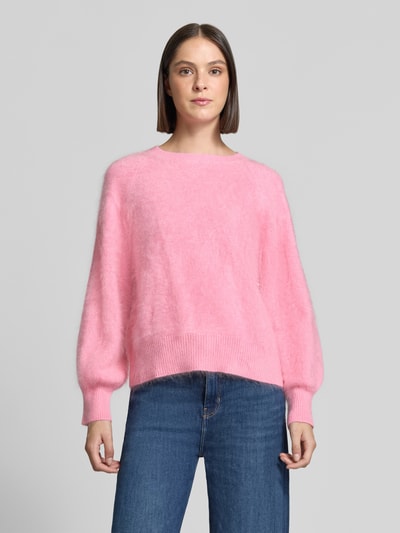 Frauenmodel trägt Regular Fit Pullover aus Kaschmir-Mix mit Woll-Anteil von HERZENS in Rosa mit Strick-Optik, Rundhalsausschnitt, elastischen Ärmelabschlüssen, Ganzkörperansicht von vorne.