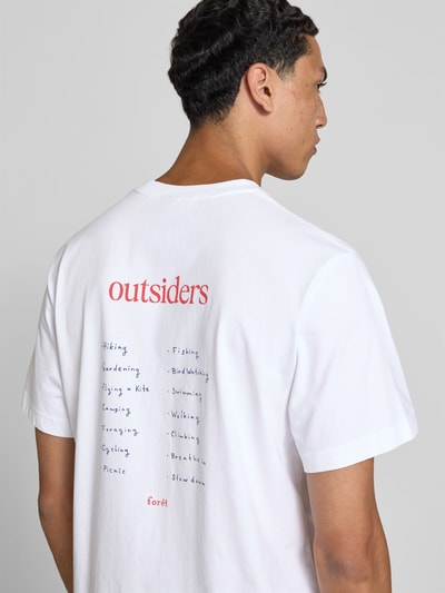 Männermodel trägt Regular Fit T-Shirt mit Statement-Print von Forét aus reiner Baumwolle, weiß, Rückenlänge bei Größe M: 67 cm, Ganzkörperansicht Rückansicht.