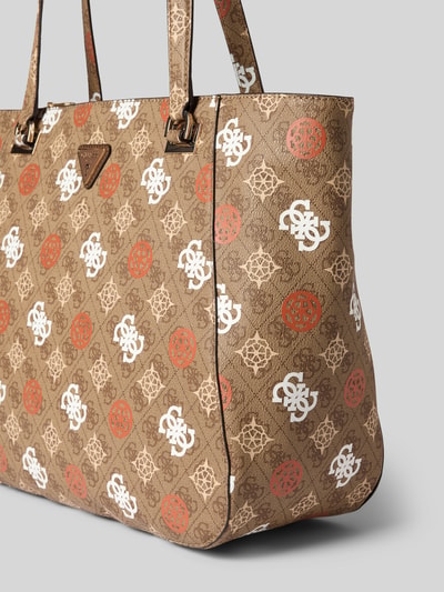Produktfoto, Shopper mit Logo-Muster Modell 'ELIETTE' von Guess, braun mit roten und weißen Logos, strukturierte Oberfläche, Tragehenkel, Detailaufnahme. Hauptfach mit Reißverschluss, Maße: 47x34x14 cm, Schulterriemen 66 cm.