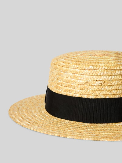 Produktfoto, naturfarbener Strohhut mit schwarzem Hutband in Klassisch Form, Modell 'Boater', Label-Detail von Loevenich
