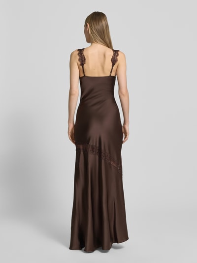 Kobiece modelka trägt długa sukienka z obszyciem koronką i rozcięciem Maxikleid mit Spitzenbesatz und Gehschlitz von Little Mistress, mieszanka materiałów z dodatkiem streczu, podkreślająca figurę, dekolt w serek, długość tyłu w rozmiarze 36: 151 cm, szerokość w rozmiarze 36: 31 cm, kolor brązowy, gładka tekstura, całkowita sylwetka z tyłu.