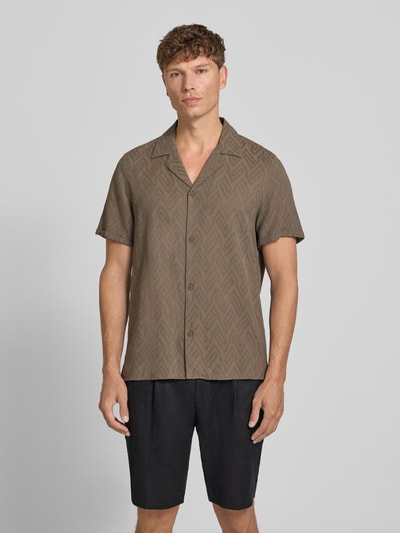 Männermodel trägt Regular Fit Freizeithemd aus Viskose-Baumwoll-Mix Modell 'Bijan' von DRYKORN, Allover-Look, Reverskragen, Knopfleiste, Ganzkörperansicht von vorne. Rückenlänge bei Größe M: 78 cm, Schulterbreite: 45 cm, Ärmellänge: 24 cm.