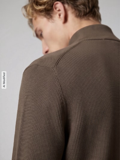 Männermodel trägt Regular Fit Strickjacke aus reiner Baumwolle Modell 'DANE' von Selected in Braun, Textur sichtbar, Rückansicht, KI-modifiziertes Bild.
