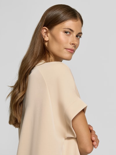Frauenmodel trägt T-Shirt mit elastischen Abschlüssen von Rich & Royal in Beige, Modal-Mix mit Stretch-Anteil, Nahaufnahme Oberkörper.