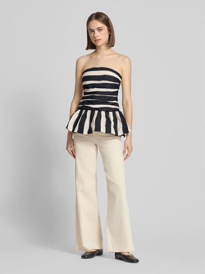 Frauenmodel trägt Bandeau-Top aus Baumwolle Modell 'SOLDE' von Topshop, Schwarz-Weiß Streifen, figurbetont, Ganzkörperansicht von vorne.