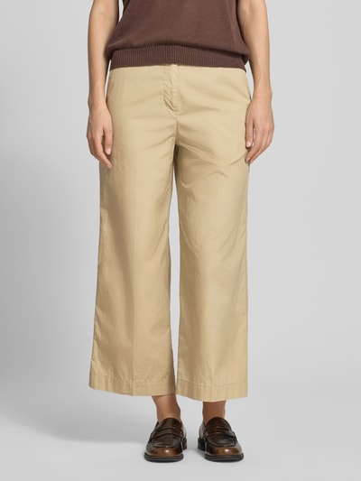 Frauenmodel trägt Hose in verkürzter Passform mit Eingrifftaschen von Gant aus Reine Baumwolle, Paspeltaschen hinten, Ganzkörperansicht von vorne.