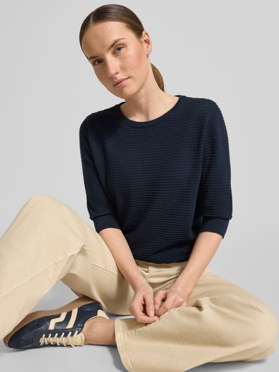 Frauenmodel trägt Strickpullover mit 3/4-Arm von Lanius aus Reine Baumwolle, Regular-Fit, Rundhalsausschnitt, Nahaufnahme Oberkörper.