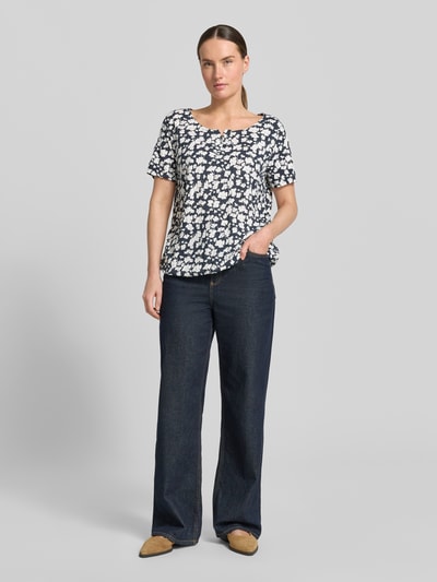 Frauenmodel trägt Regular Fit T-Shirt mit Viskose-Anteil von Tom Tailor im floralen Muster, dunkle Jeans, Damen T-Shirt, Ganzkörperansicht von vorne.