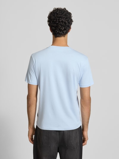 Männermodel trägt Regular Fit T-Shirt mit Logo-Print von Replay aus reiner Baumwolle, in Hellblau und Schwarz, Rückenlänge 68 cm, Ganzkörperansicht Rückansicht.