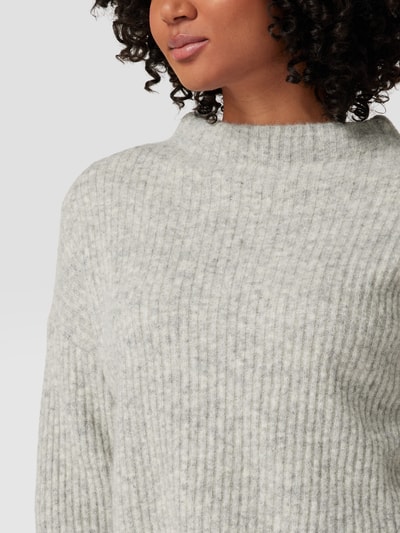 Emily Van den Bergh Cropped Strickpullover mit Stehkragen Hellgrau 3