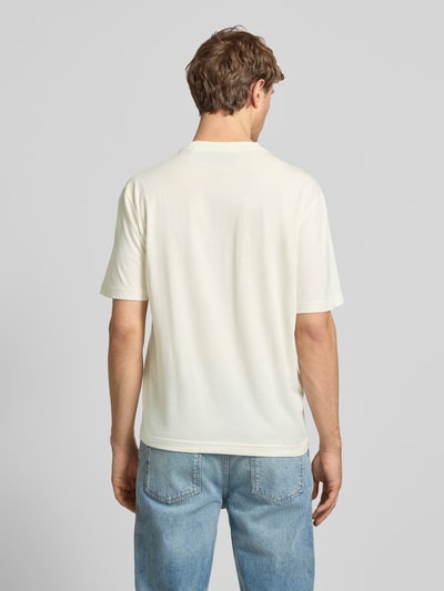 Männermodel trägt Regular Fit T-Shirt aus reiner Baumwolle Modell 'NIEROFIX_U261' von HUGO, unifarben, kurzarm, Rundhals, Ganzkörperansicht Rückansicht.