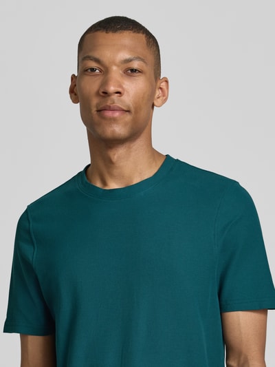 Męski model nosi T-Shirt mit Rundhalsausschnitt od MCNEAL, bawełna, krój slim fit, długość pleców w rozmiarze M: 68 cm, zbliżenie górnej części ciała