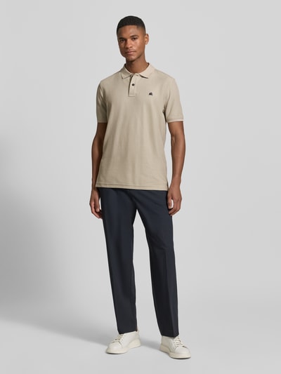 Männermodel trägt Regular Fit Poloshirt mit Logo-Stitching Modell 'Performance' von Lerros in Beige, Baumwoll-Mix, Ganzkörperansicht von vorne.